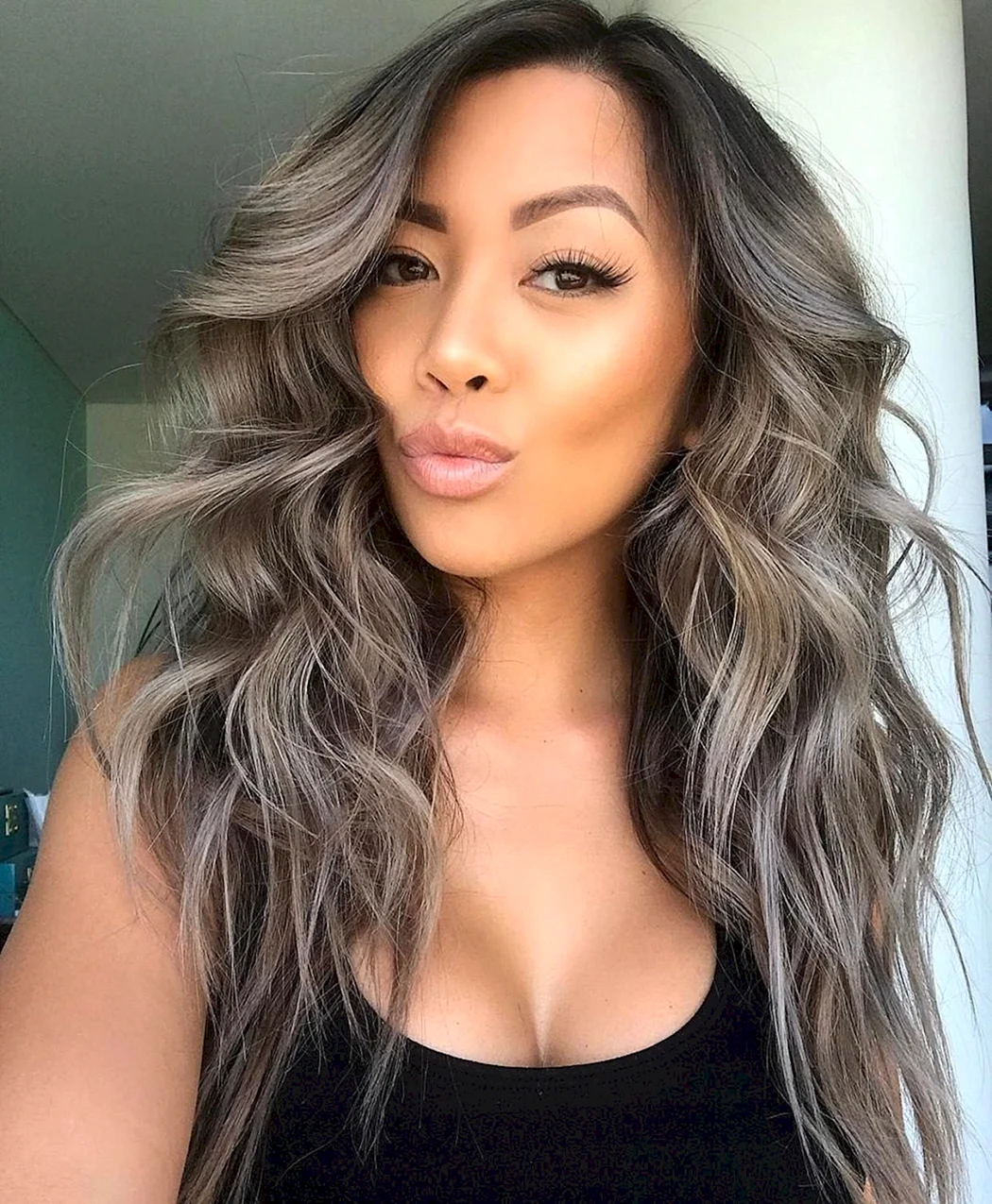 Попелястий блонд на смаглявій шкірі