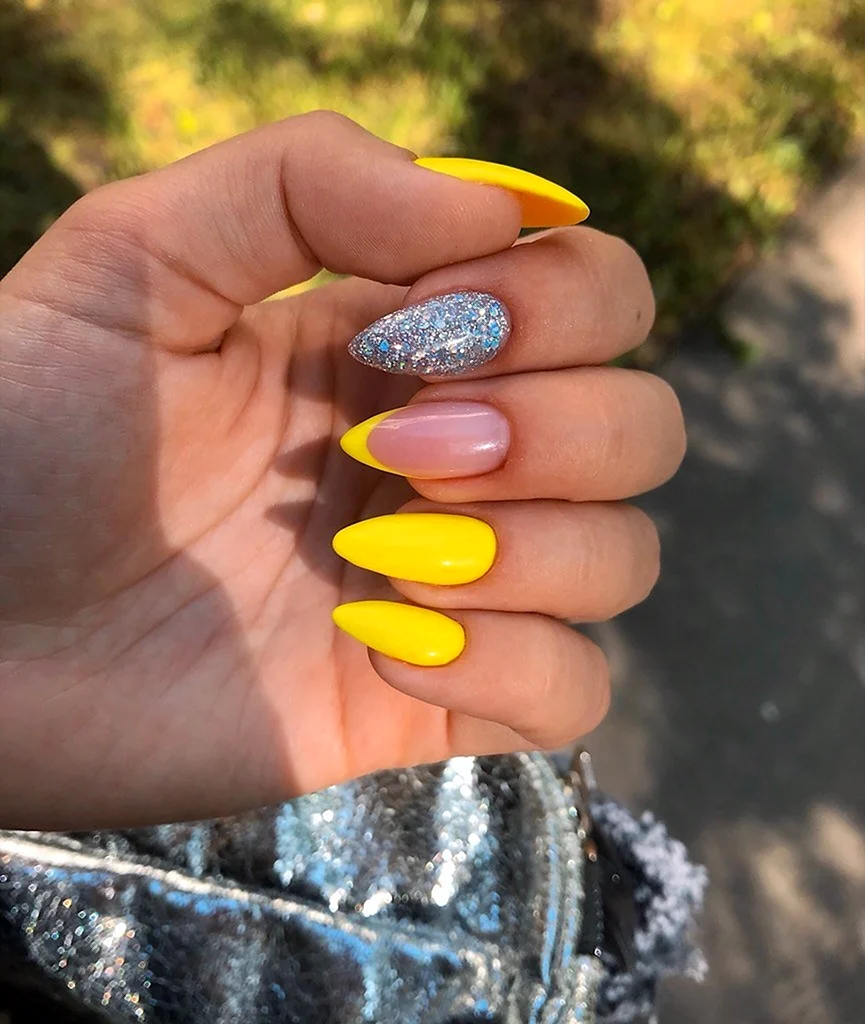 Маникюр желтый с блестками