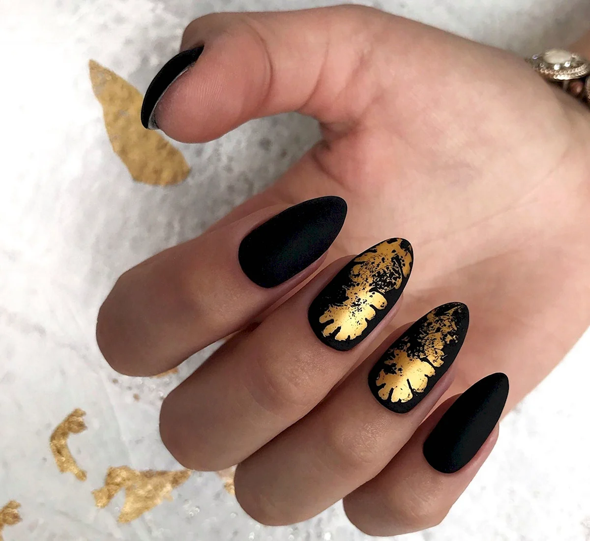 Чорно-золотий манікюр
