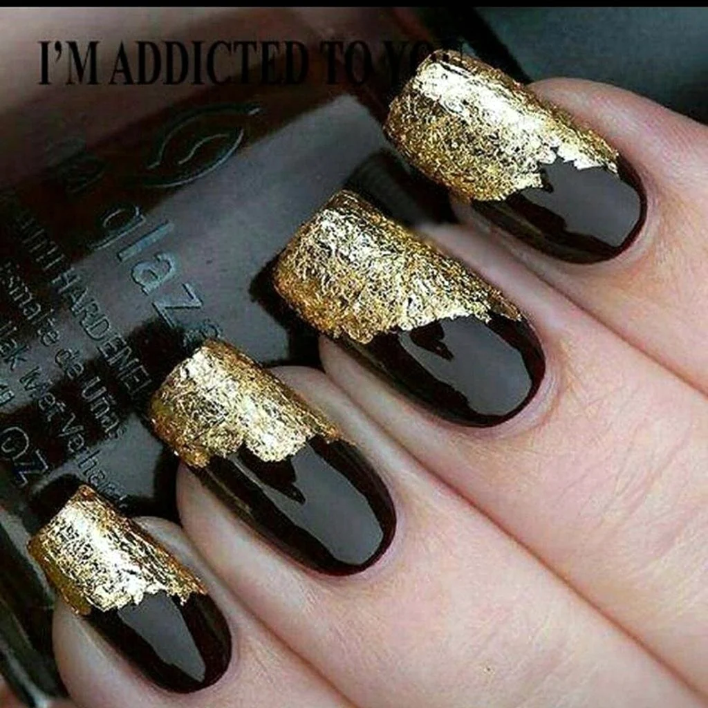Чорний манікюр із золотом