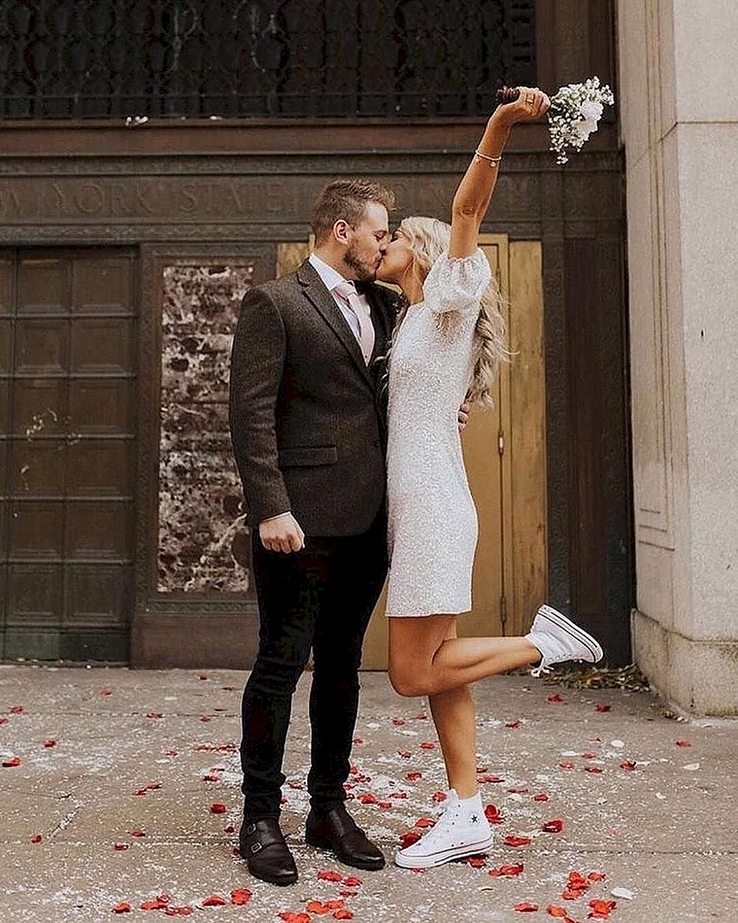 Весільна сукня з кросівками