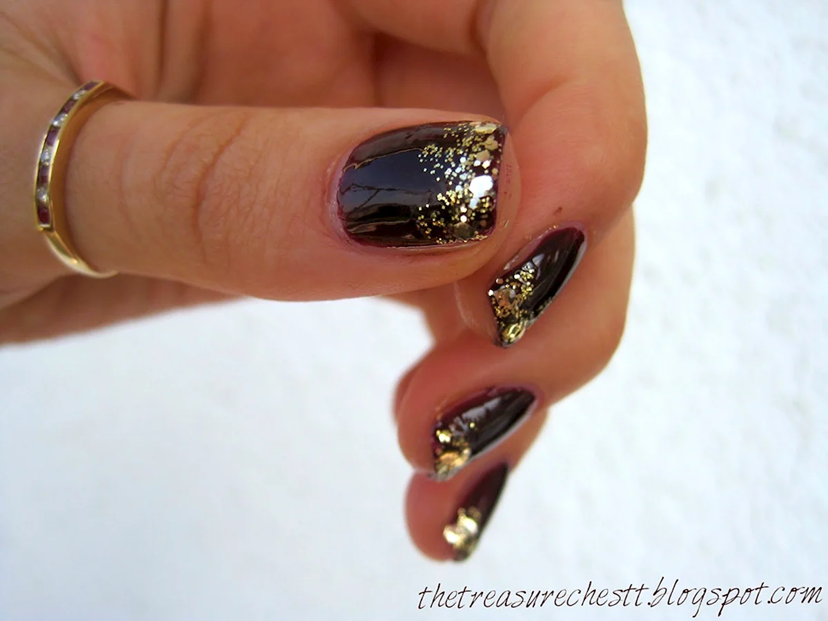 Чорний манікюр із золотою поталлю