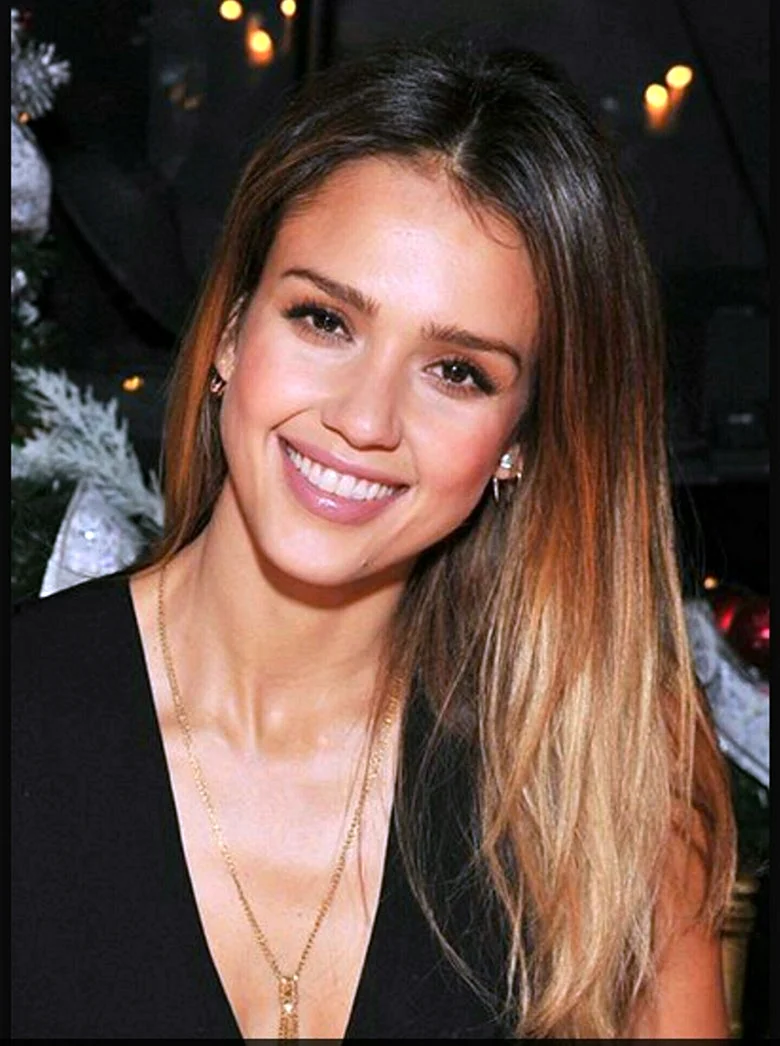 Джессіка Альба з темним волоссям