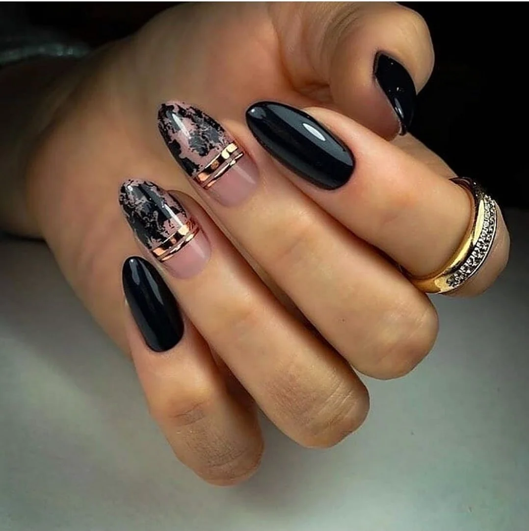 Манікюр у темних тонах