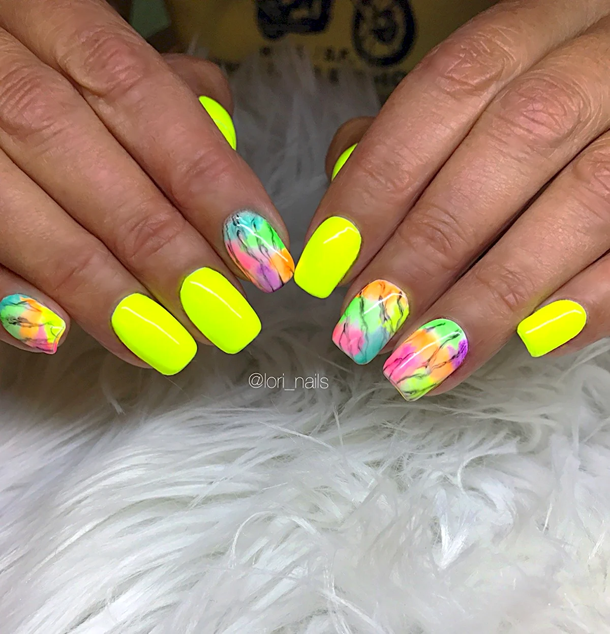 Маникюр кислотного цвета