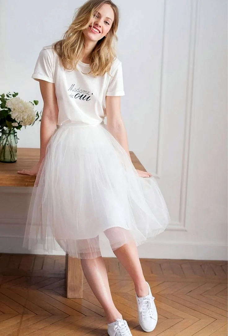 Коротка весільна сукня з кедами