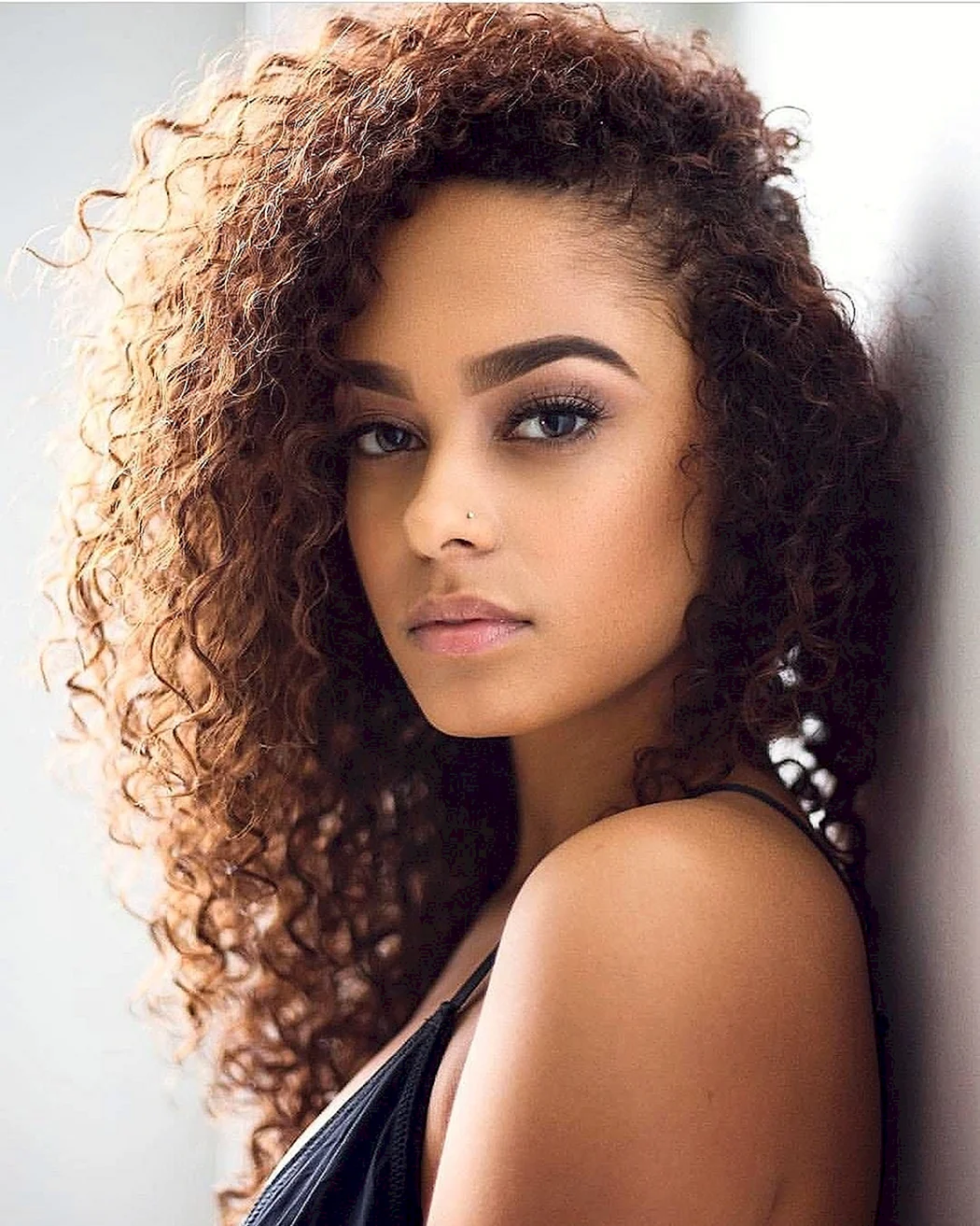 Кет Грехем афрокудряшки