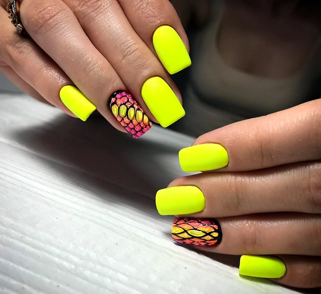 Жёлтый маникюр на квадратные ногти