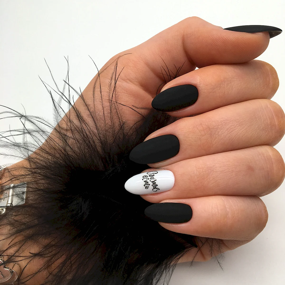 Нарощування нігтів чорні