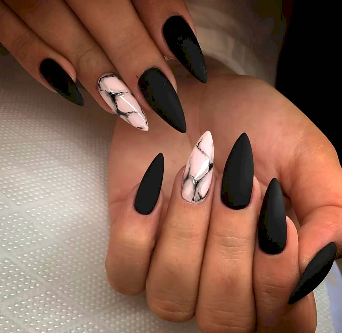 Чорний манікюр 2021 мигдаль