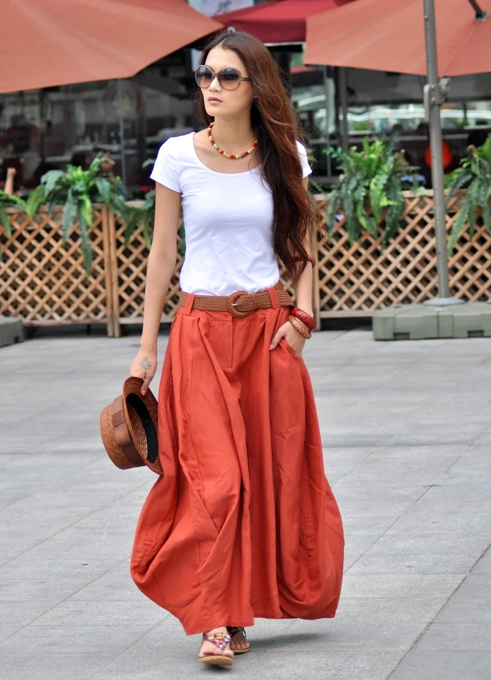 Девушка в длинной юбке