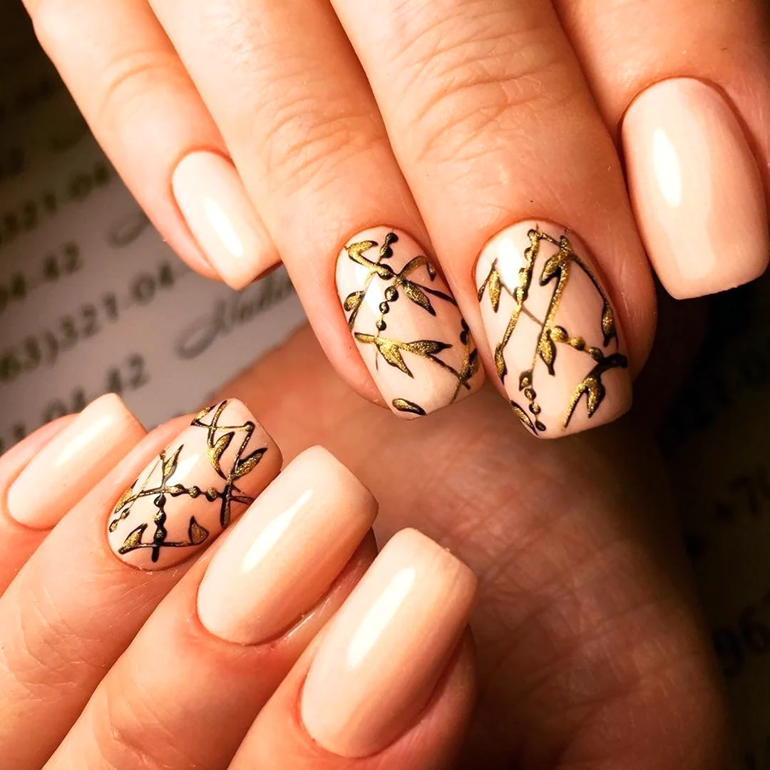 Осенний маникюр бежевый