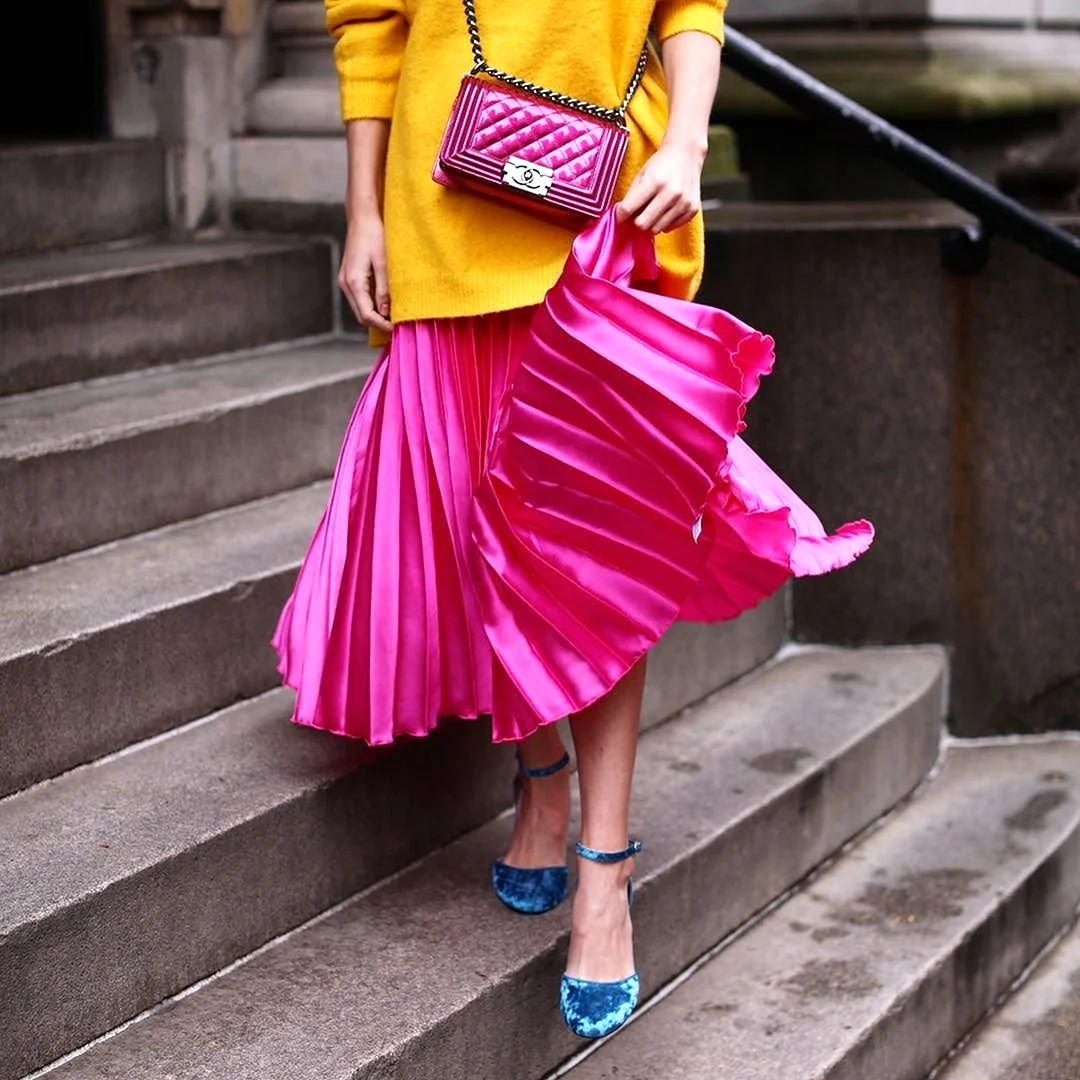 Желтая юбка плиссе стрит стайл