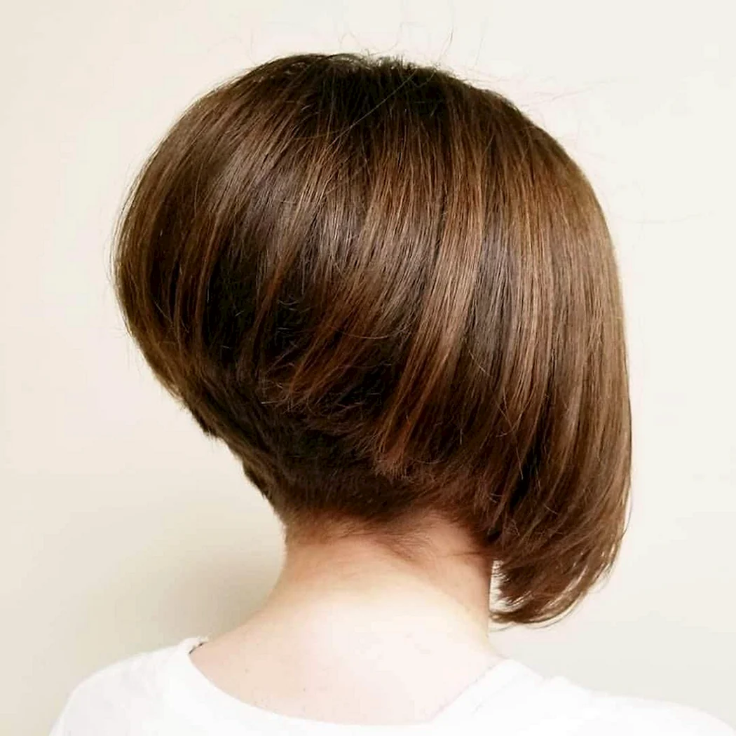 Боб каре на ніжці градуйоване