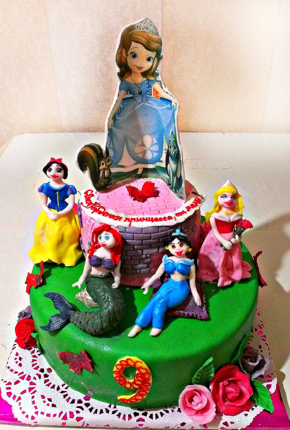 Двухярусный торт с принцессами