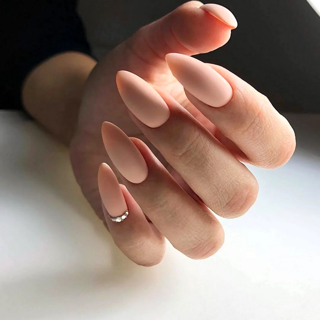 Беживве Мотовые ногтиногти миндалевидные