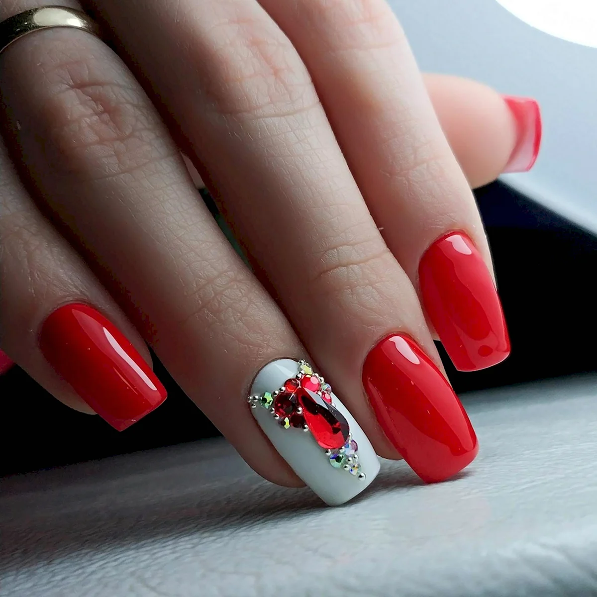 Красный маникюр