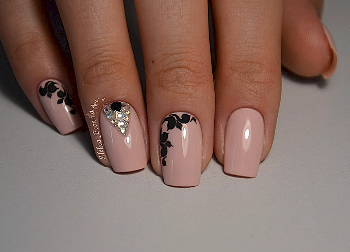 Бежевый маникюр со стразами