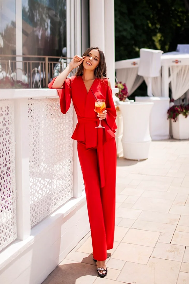 Красный брючный костюм палаццо