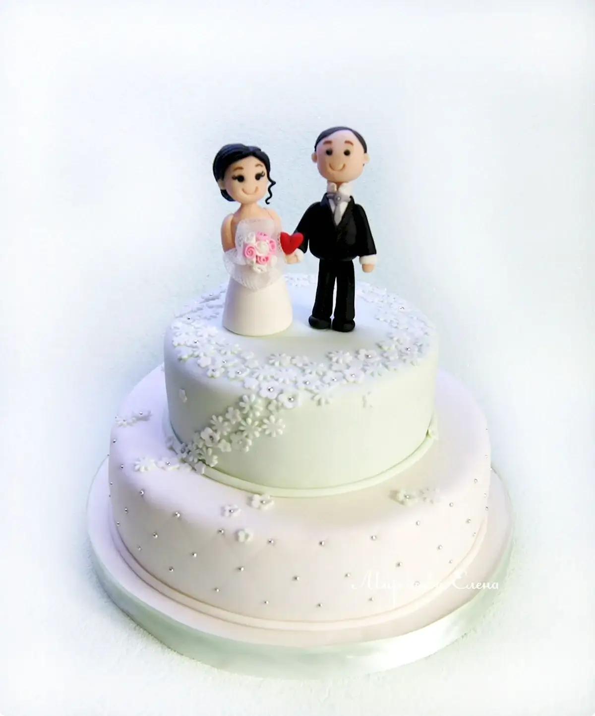 Свадебный торт с женихом и невестой