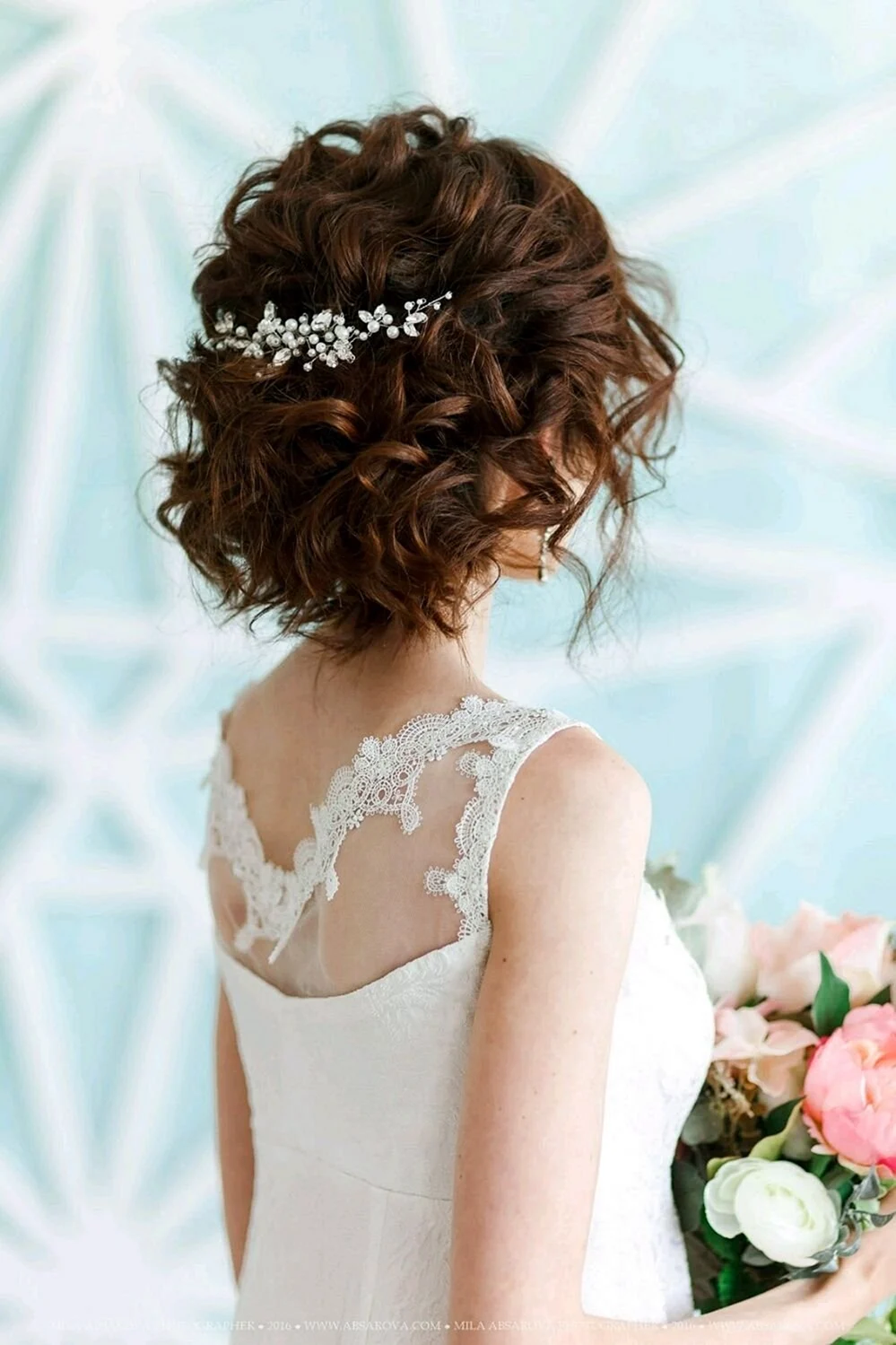 Весільна зачіска на кучеряве волосся