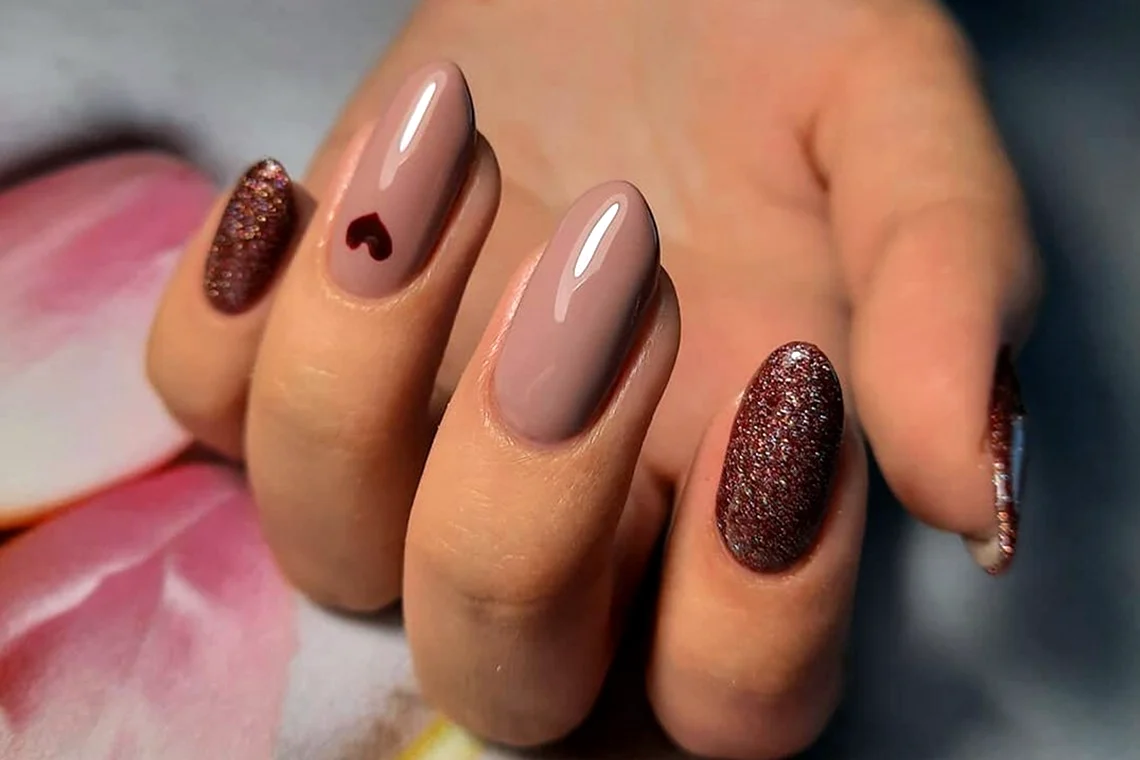 Ногти коричневые с бежевым