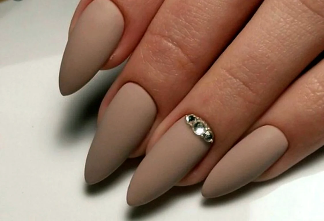 Бежевый матовый маникюр миндаль