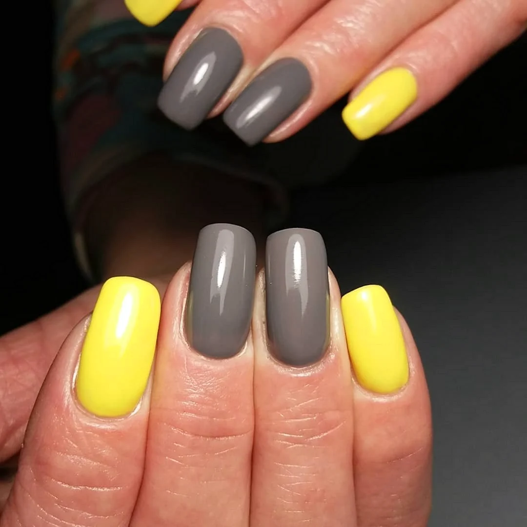Маникюр серый с желтым