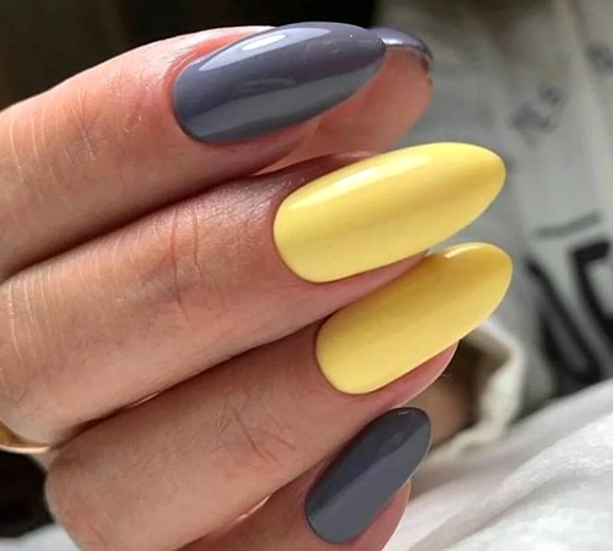 Желто-серый маникюр 2021