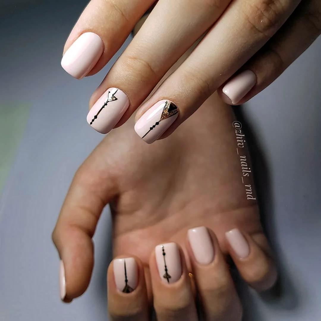 Бежевые ногти