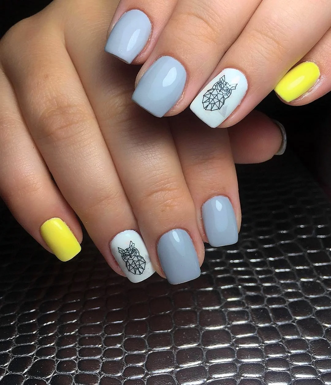 Маникюр жёлтый с голубым