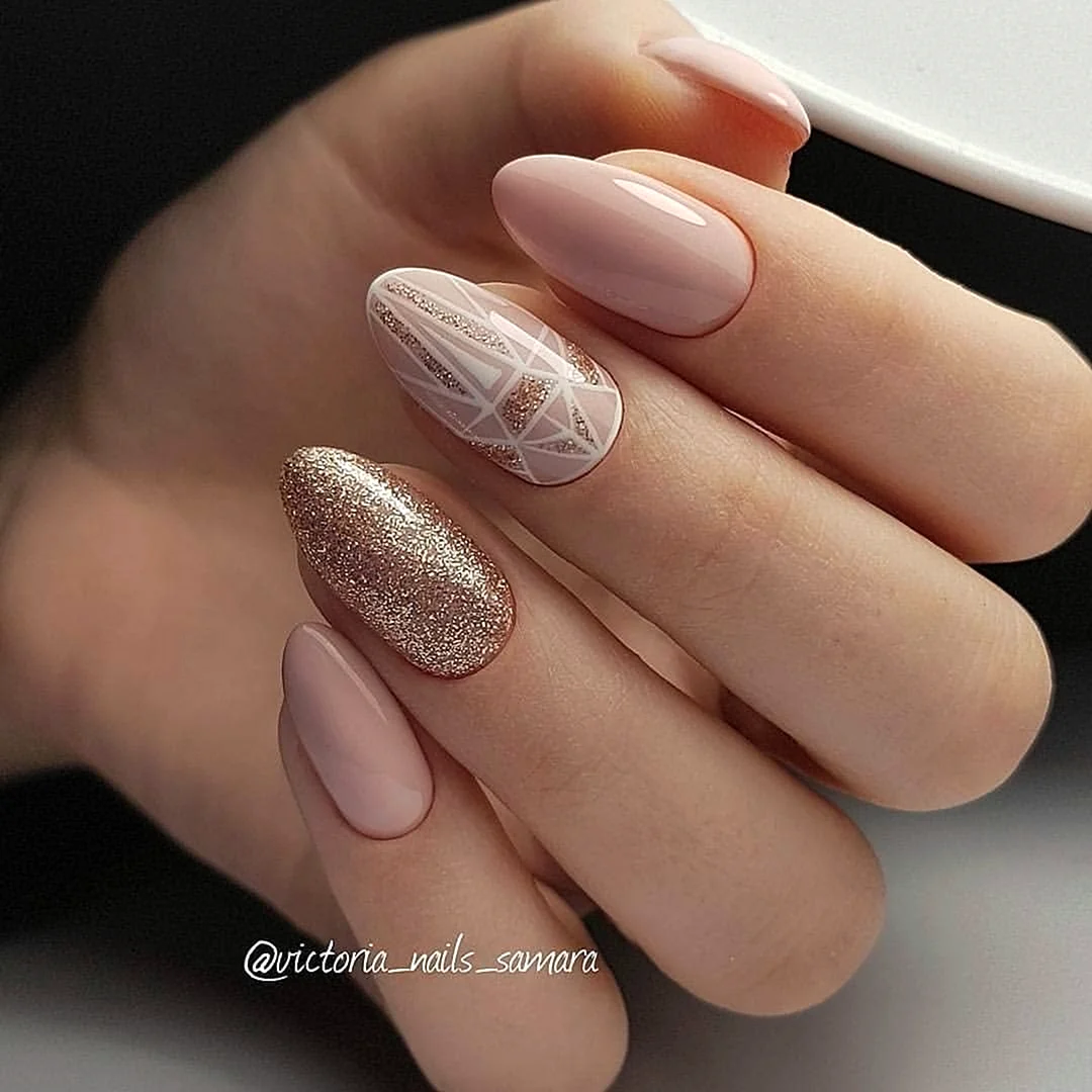 Ногти нюд беж миндаль