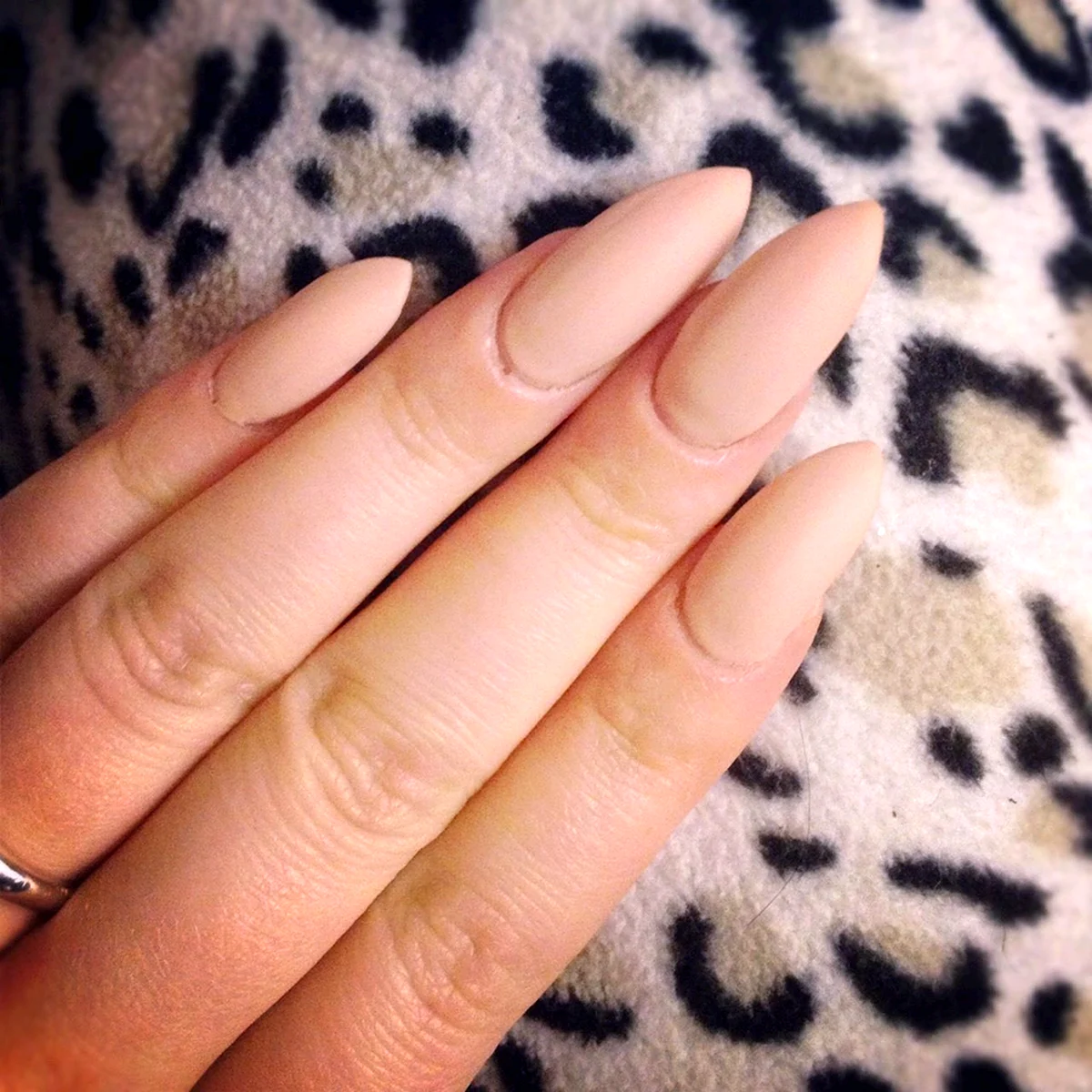 Телесный матовый маникюр миндаль