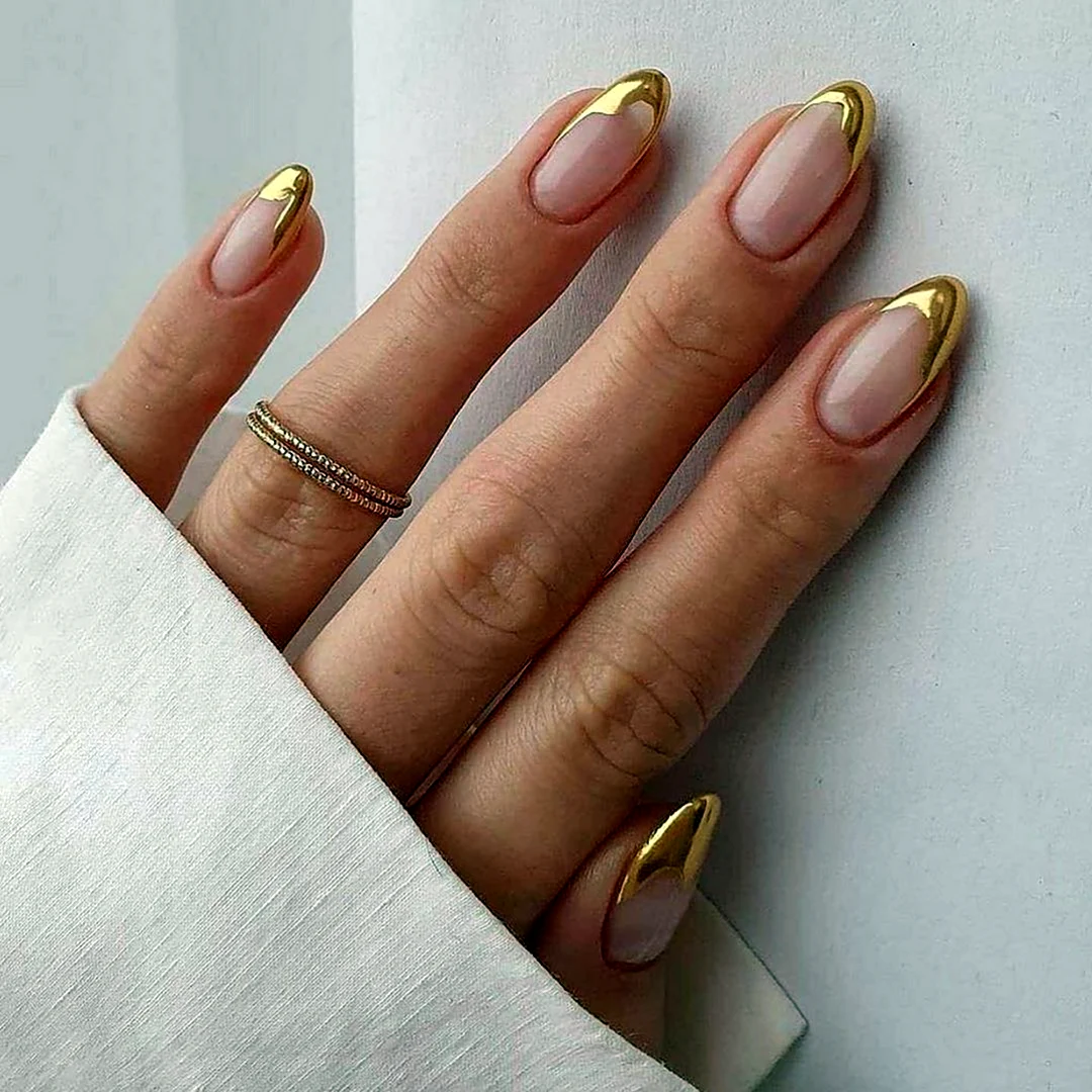 Нюдовый маникюр 2022 с золотом