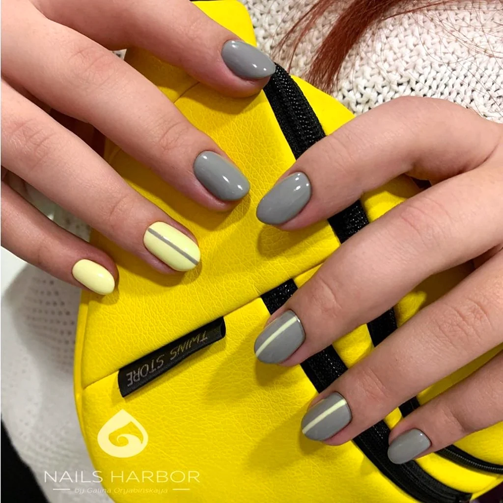 Маникюр серый с желтым
