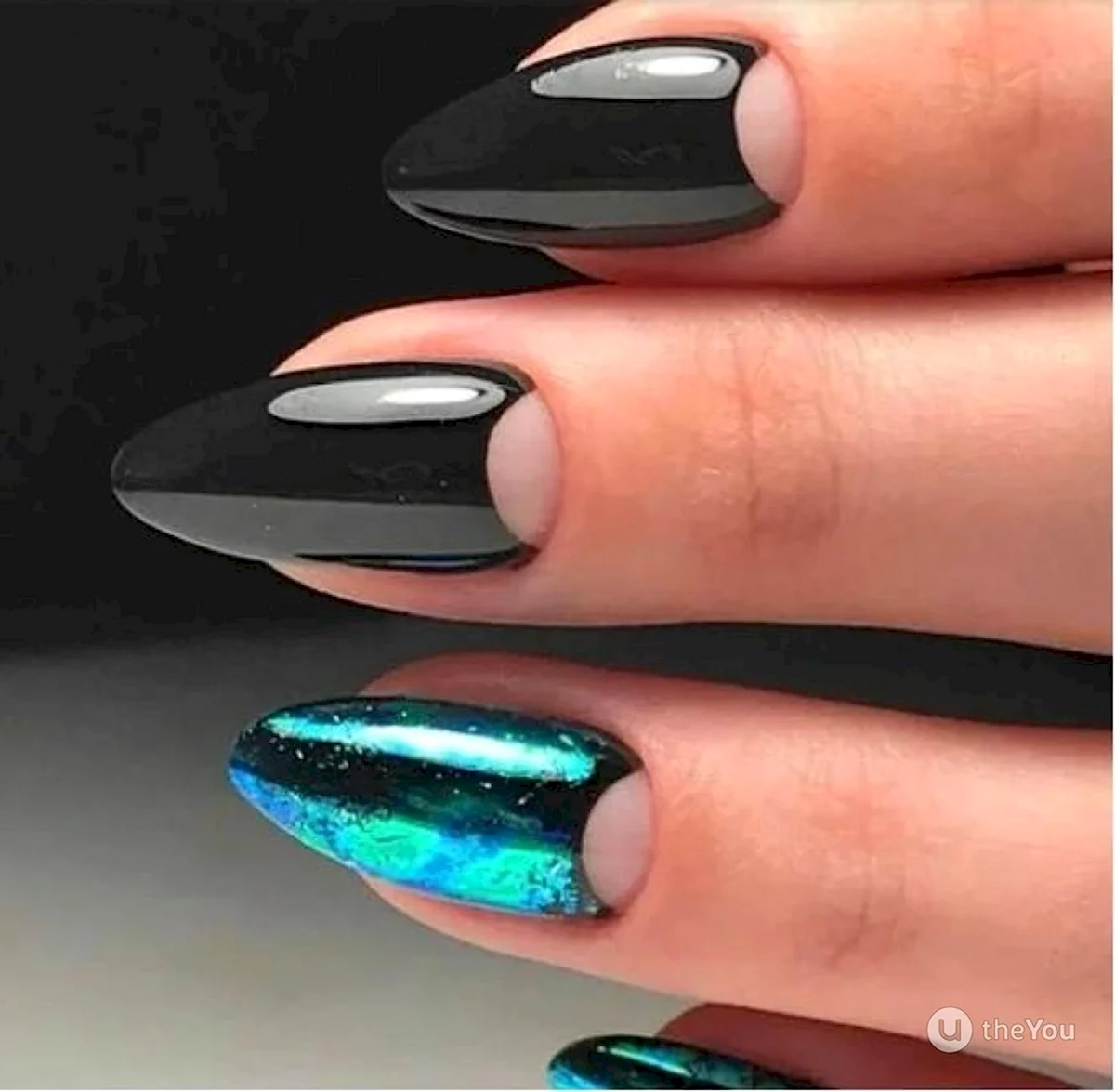 Черный лунный маникюр