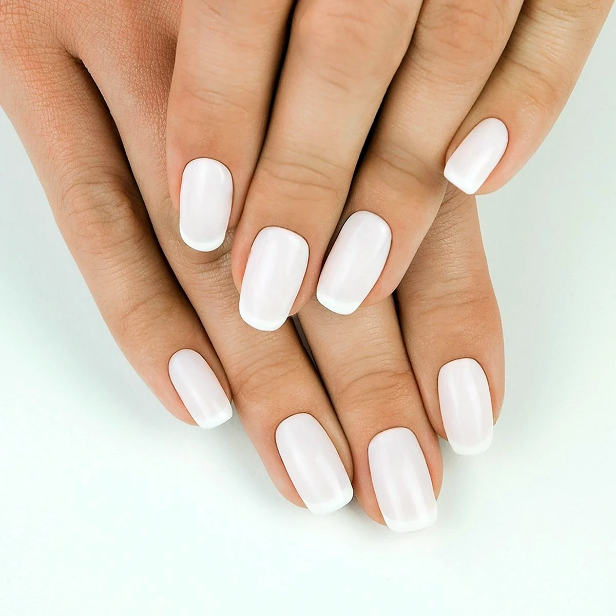 Французский маникюр белый