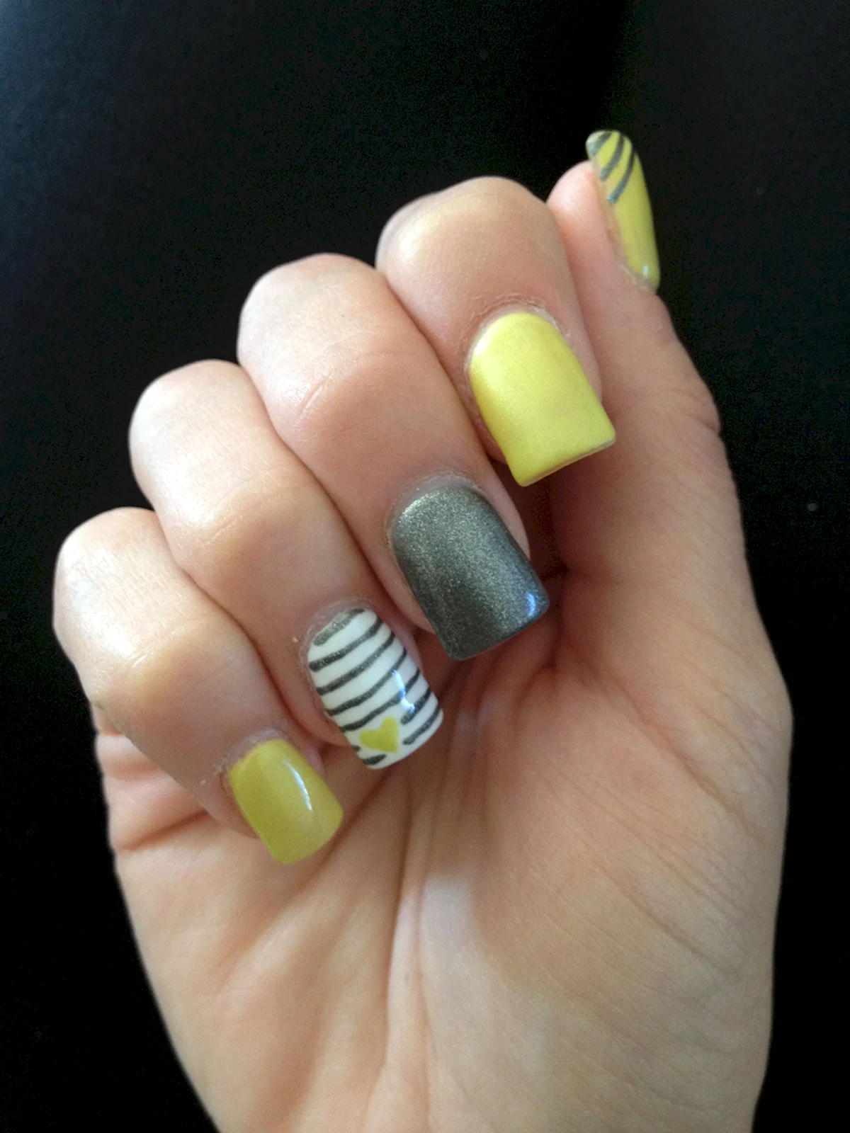 Маникюр серый с желтым и зеленым
