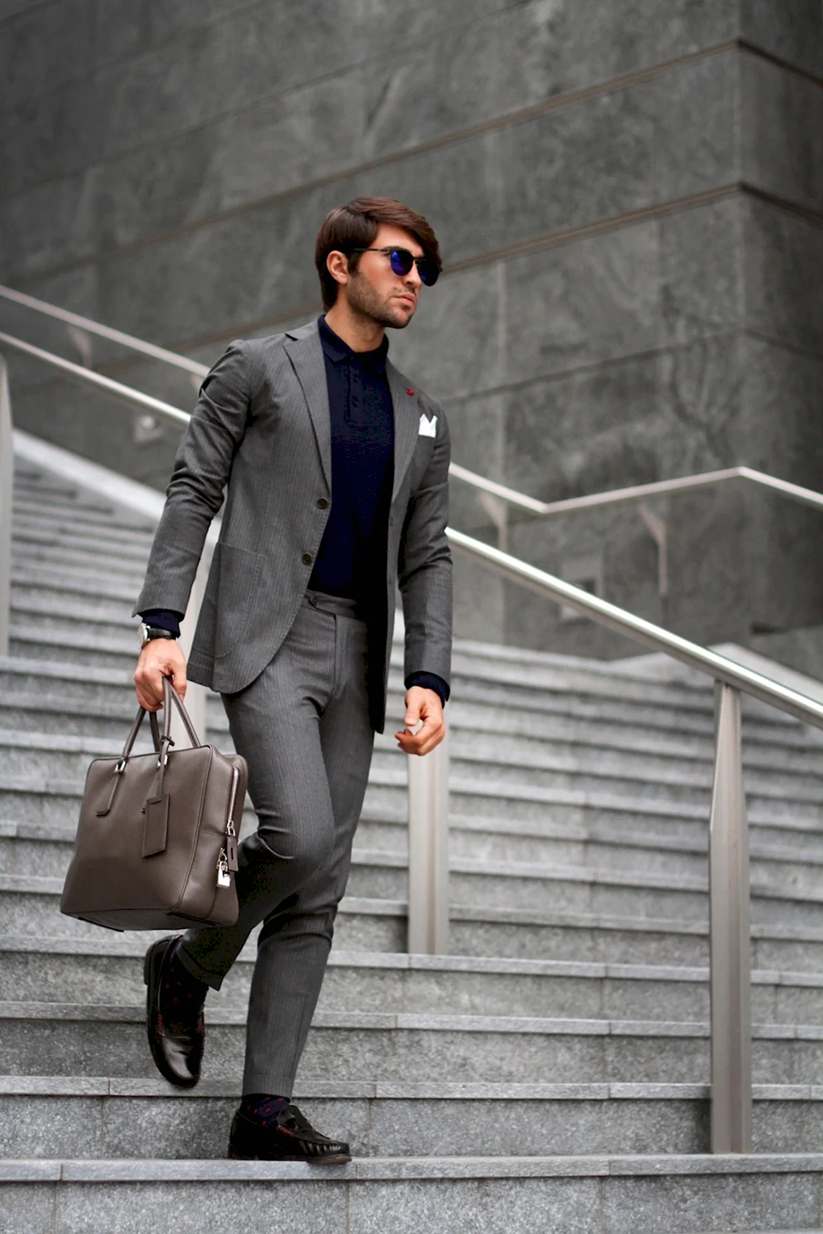 Стильный мужчина с сумкой