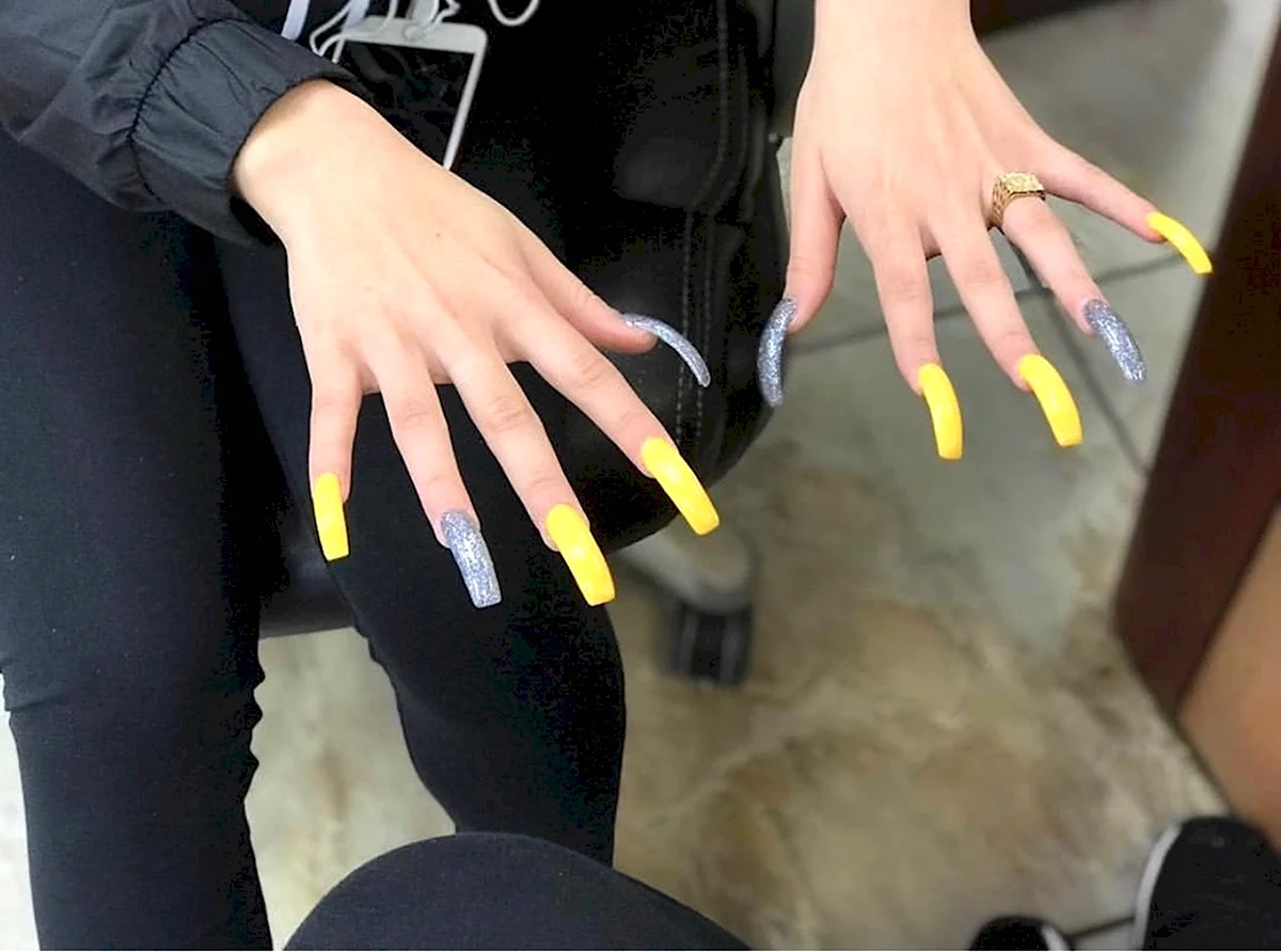 Светоотражающие ногти длинные