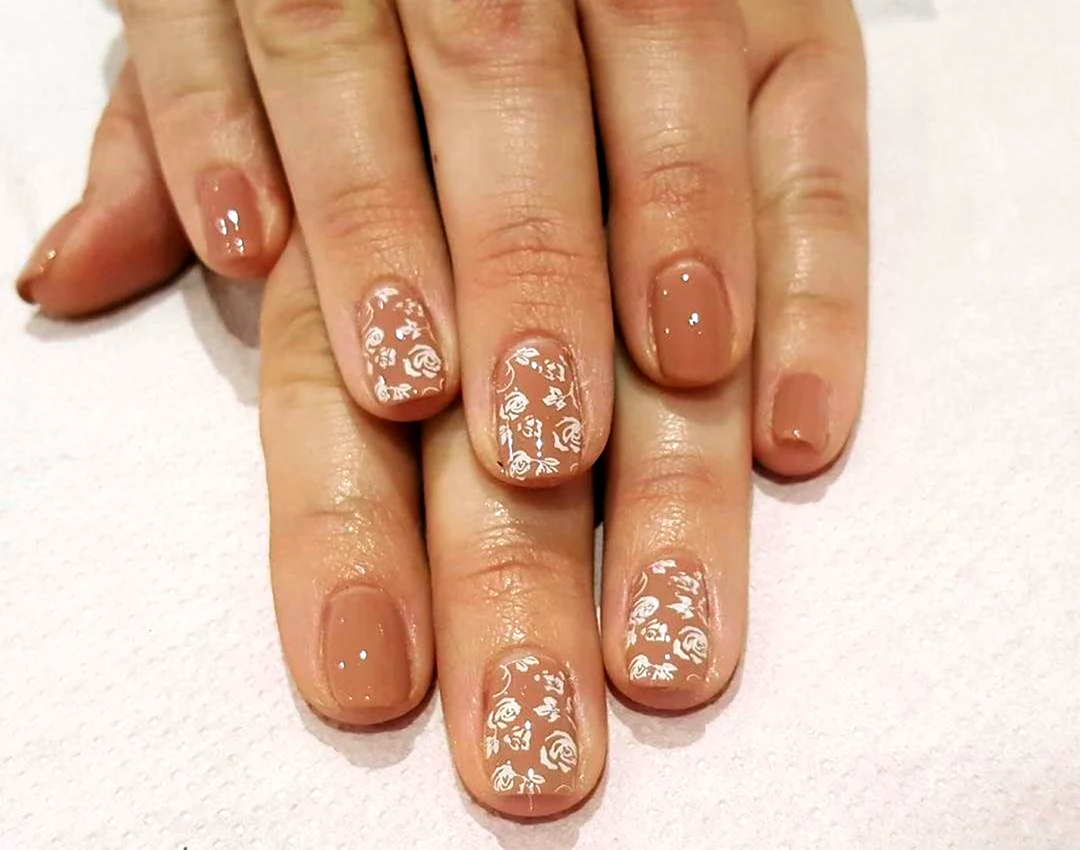 Бежевый маникюр на короткие ногти