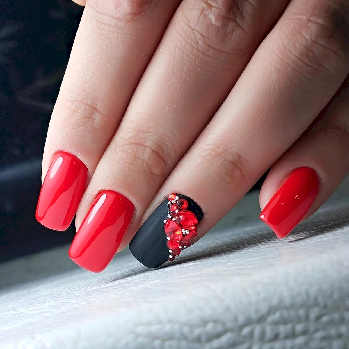 Красные ногти