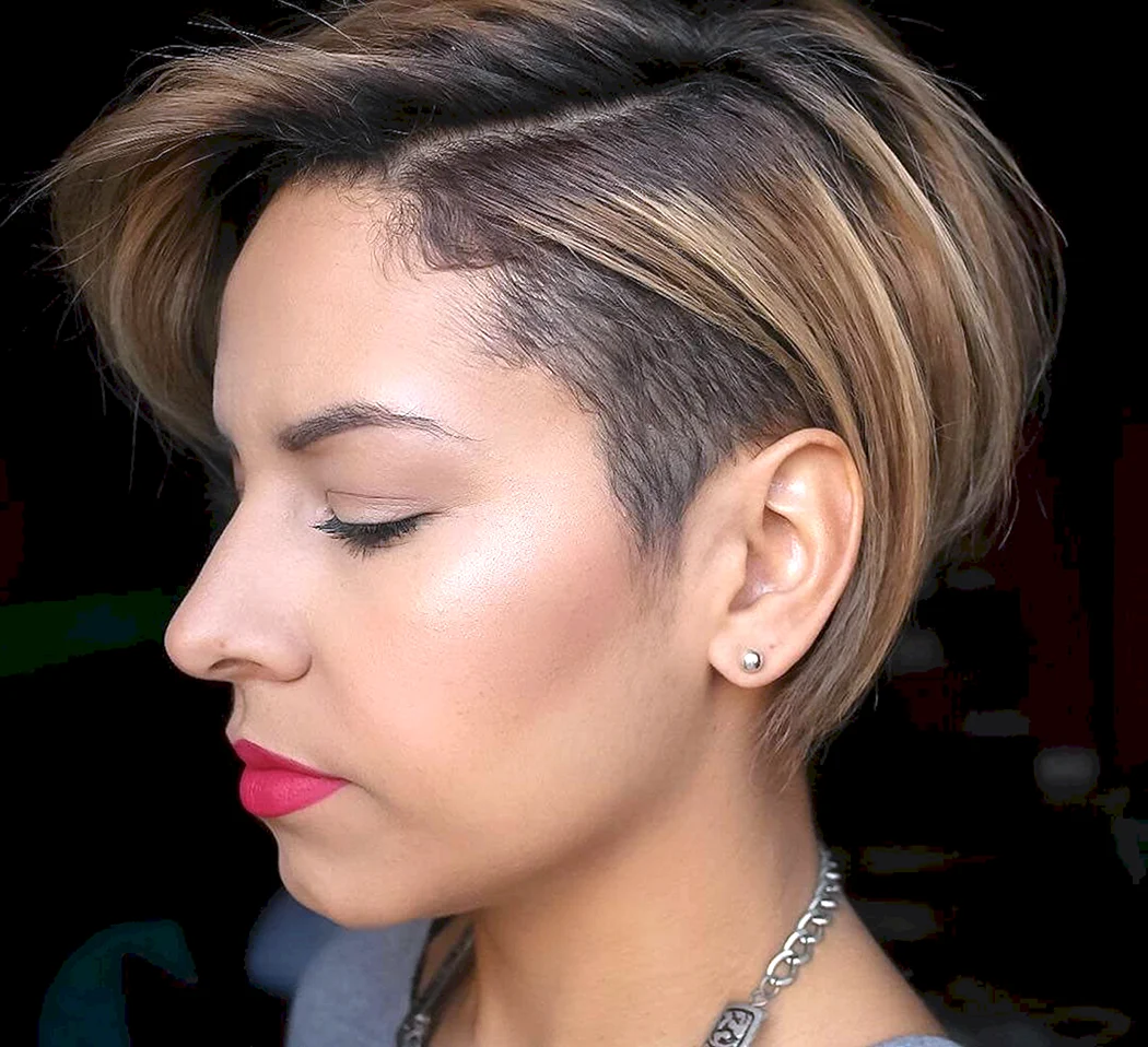 Стрижка Боб на середнє волосся з поголеною скронею