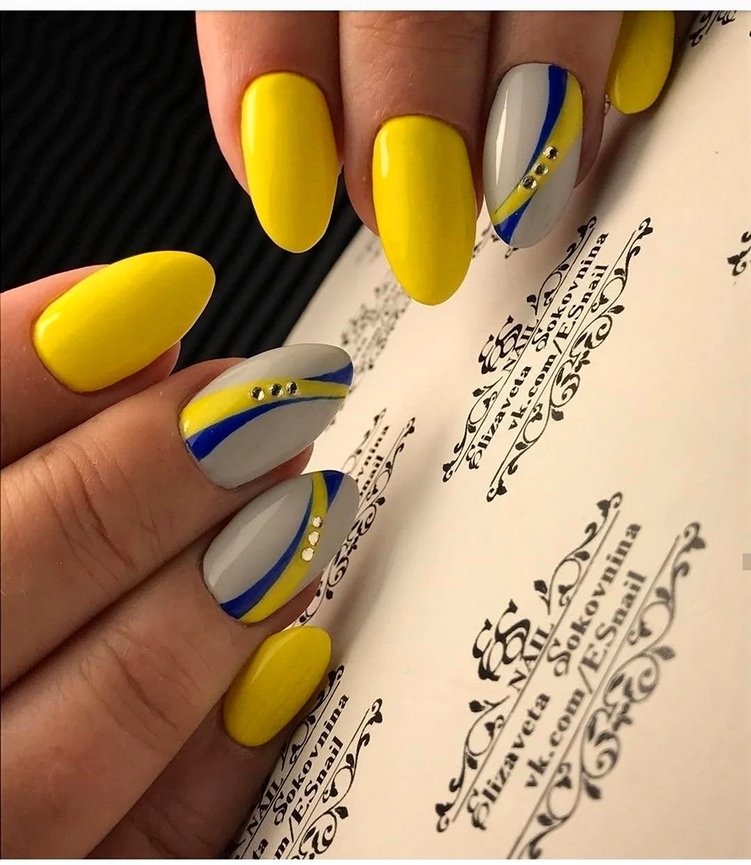 Маникюр жёлтый с голубым