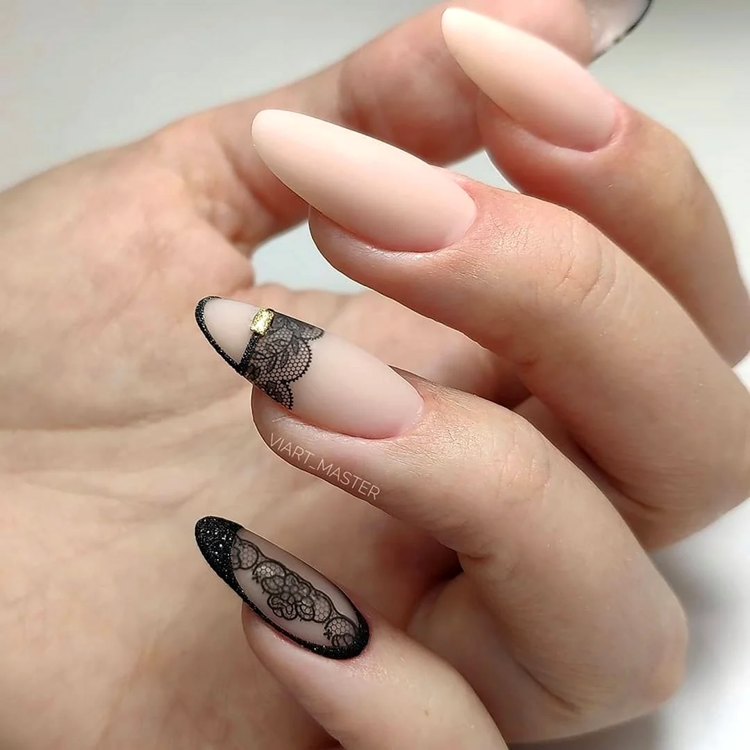 Маникюр нюдовый с черным