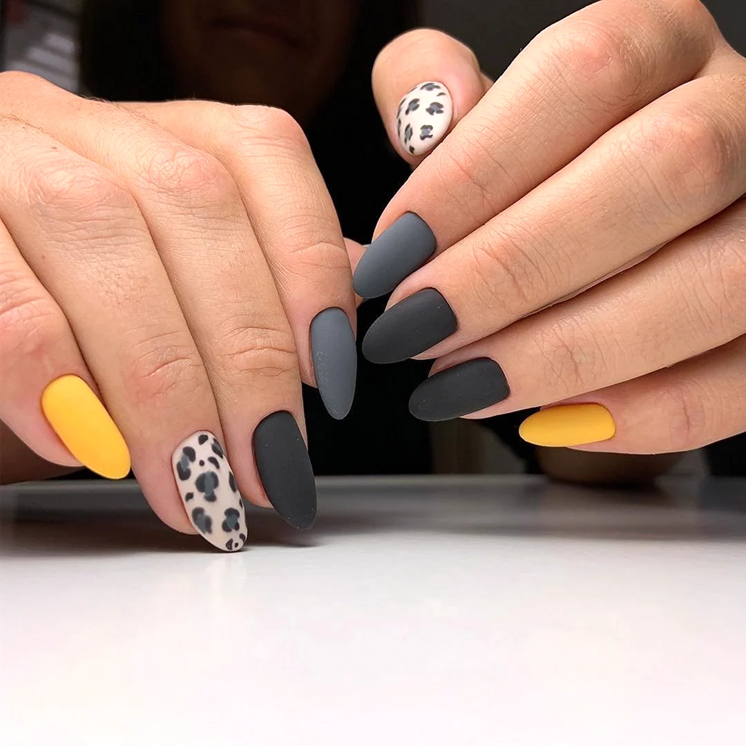 Маникюр серый с желтым