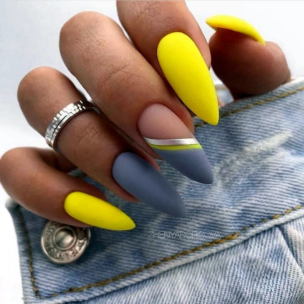 Длинные желтые ногти