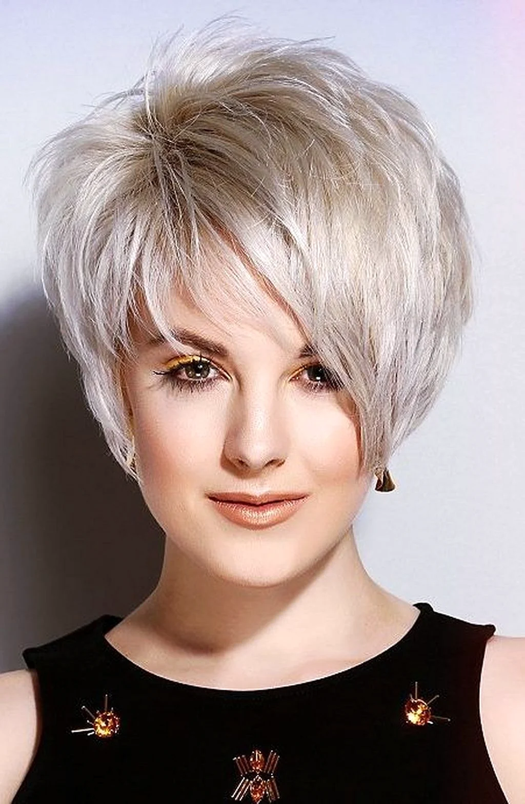 Стрижка Піксі-Боб на коротке волосся з чубчиком для повного обличчя