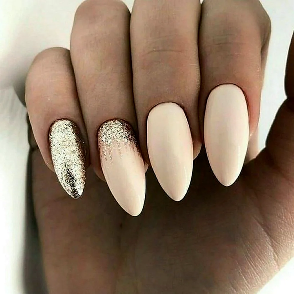 Белый нюдовый маникюр миндаль