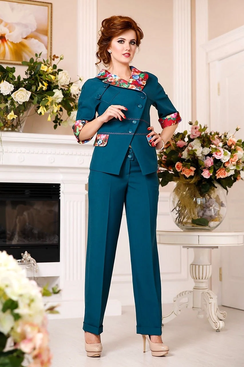 Нарядный брючный костюм